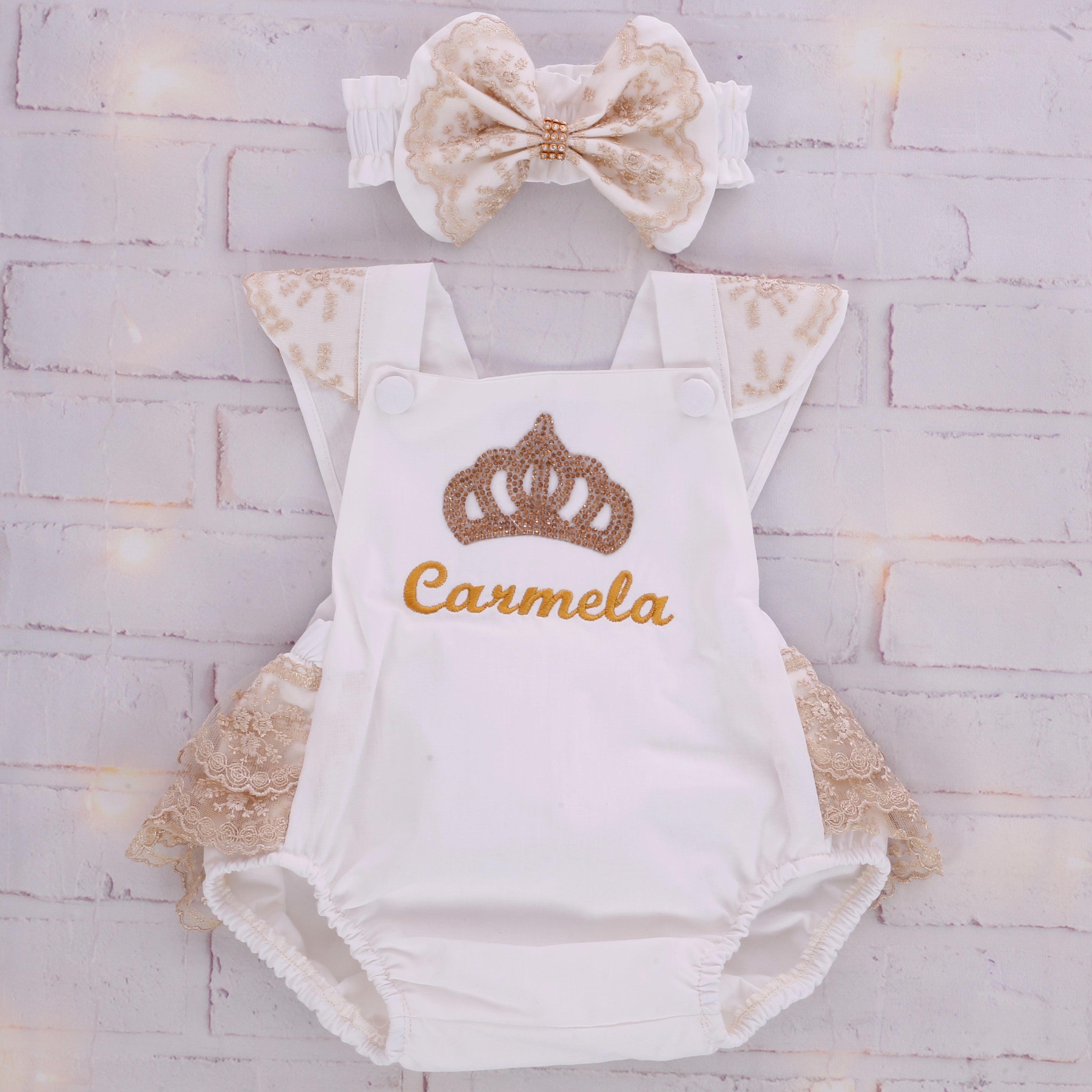 Conjunto de bebé niña de encaje blanco y dorado