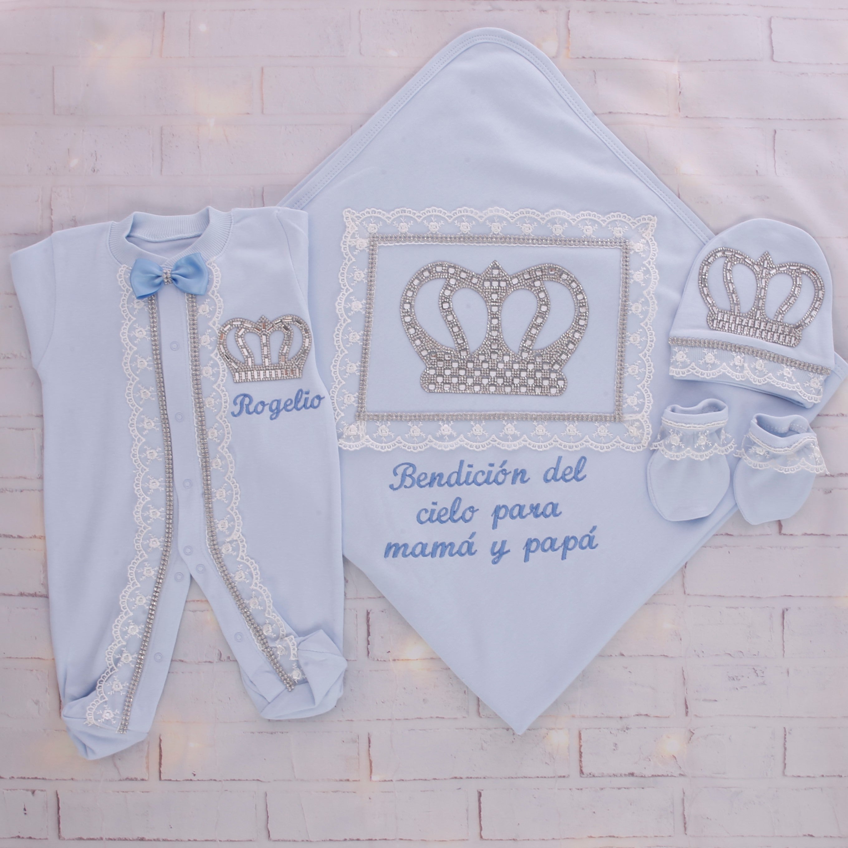 Lindo conjunto para niño pequeño en blanco y azul